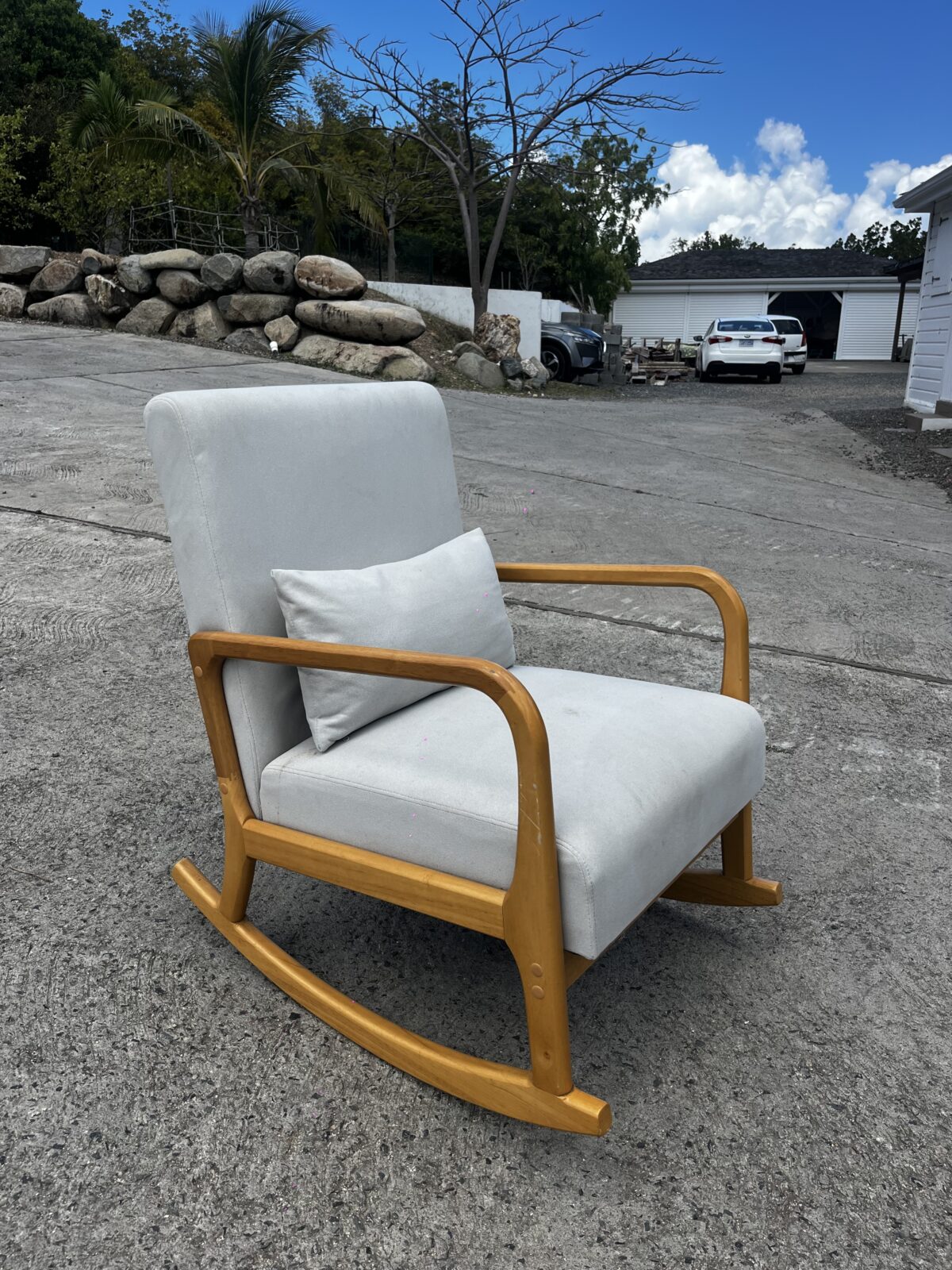 Fauteuil confortable design bois et tissu